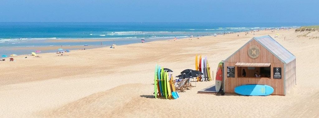 The sandy beach is long and wide, the perfect place for surfing lessons in Hossegor. 