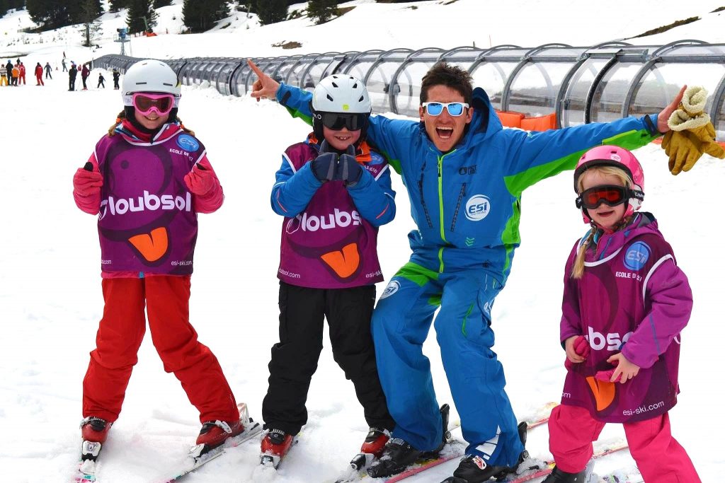 Les enfants commencent une journée de ski, où ils vont apprendre à skier à Châtel.