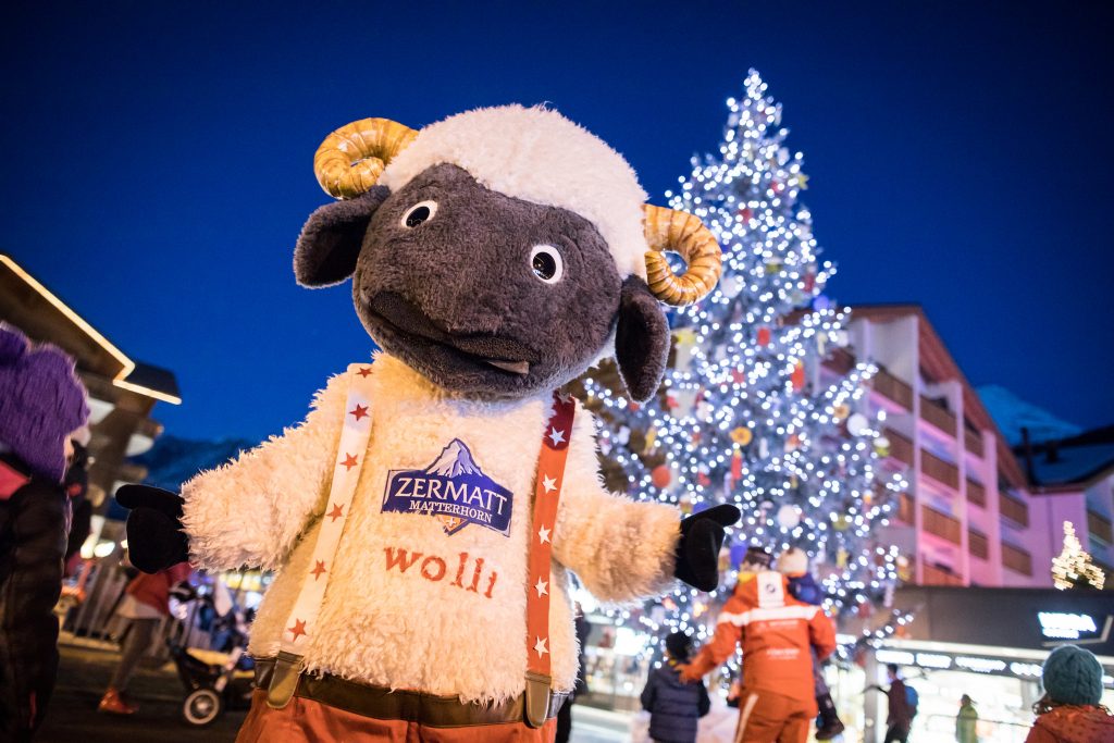 The Mascotte Wolli is in the square in Zermatt to entertain all tourists who want to learn to ski in Zermatt during the Christmas period. 