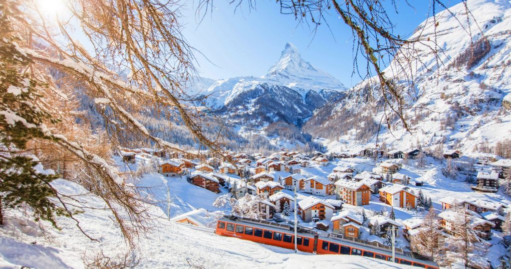 In the picture you can admire Zermatt, the Matterhorn and the train of the Gornergrat Bahn, the preferred choice of those who learn to ski in Zermatt, because it leads directly to the best slopes.