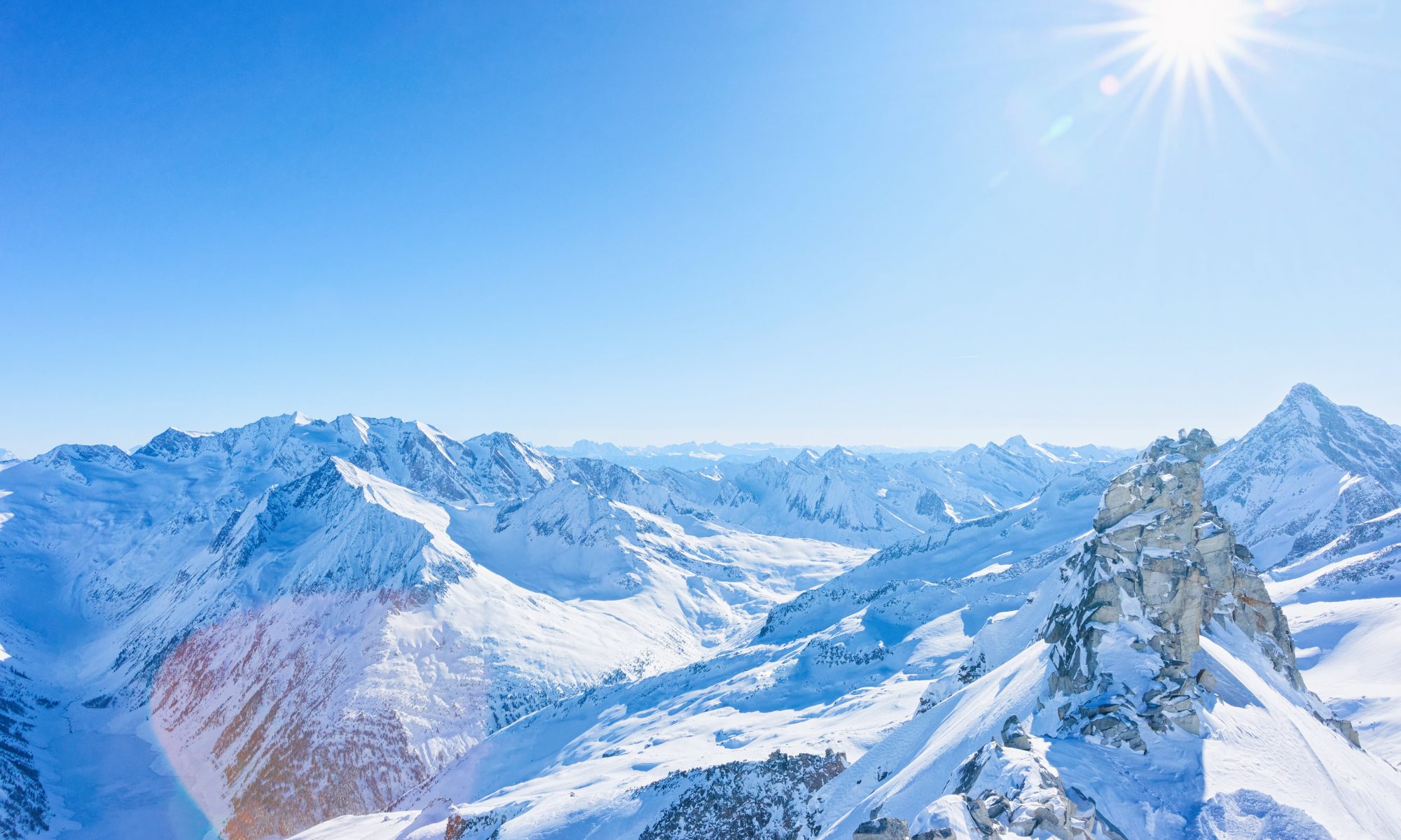 Ein traumhafter Blick auf das Bergpanorama rund um Mayrhofen in Tirol, wo die Skisaison 2020/21 trotz Covid-19 eine Sichere sein wird.