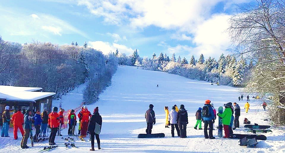 Eine Gruppe von Skifahrern steht auf der Piste und ist bereit zum Skifahren Lernen in Winterberg.