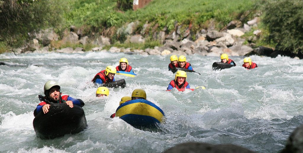 Ein Guide und seine Gruppe schwimmen auf ihren Hydrospeed-Schwimmern.