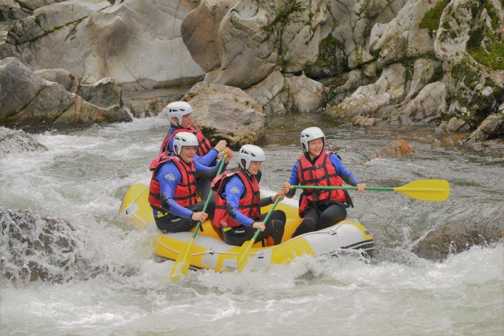 4 Personen haben Spaß auf einem Mini-Raft.