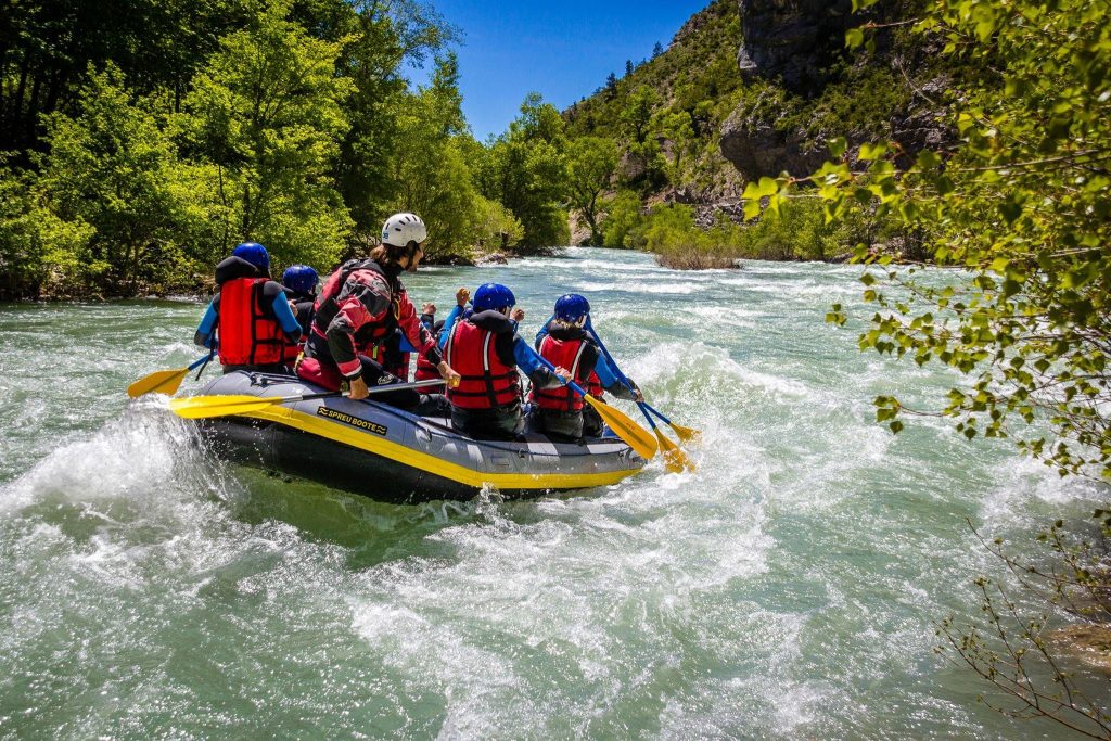 Eine Gruppe und ihr Guide genießen eine schöne Tour auf dem Fluss.