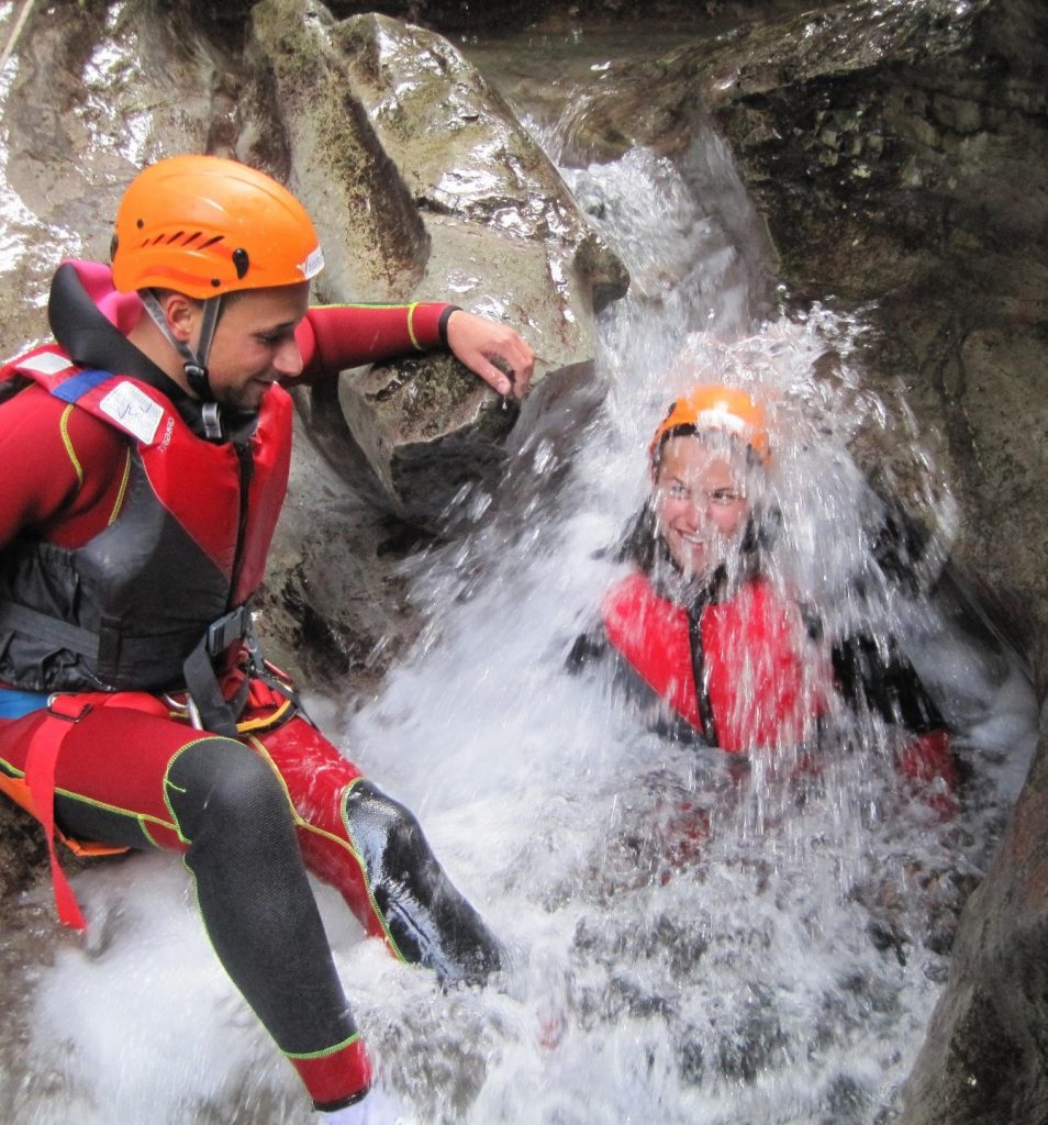 Due ragazzi si divertono facendo canyoning nel Rio Nero.