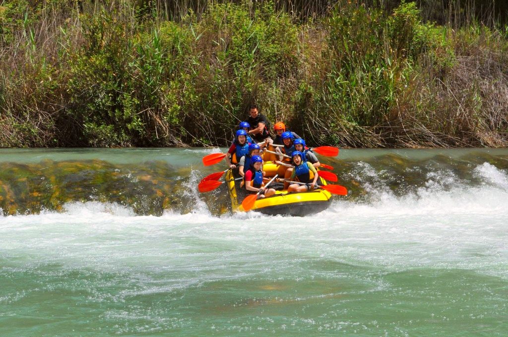 Eine Rafting-Tour auf dem Fluss Cabriel, bei der eine kleine natürliche Rutsche runtergerutscht wird.