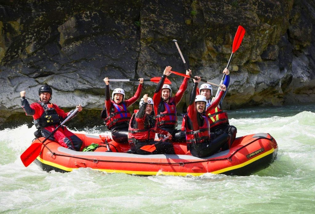 Eine Gruppe lächelt während ihrer Rafting-Tour auf dem Gállego in die Kamera.