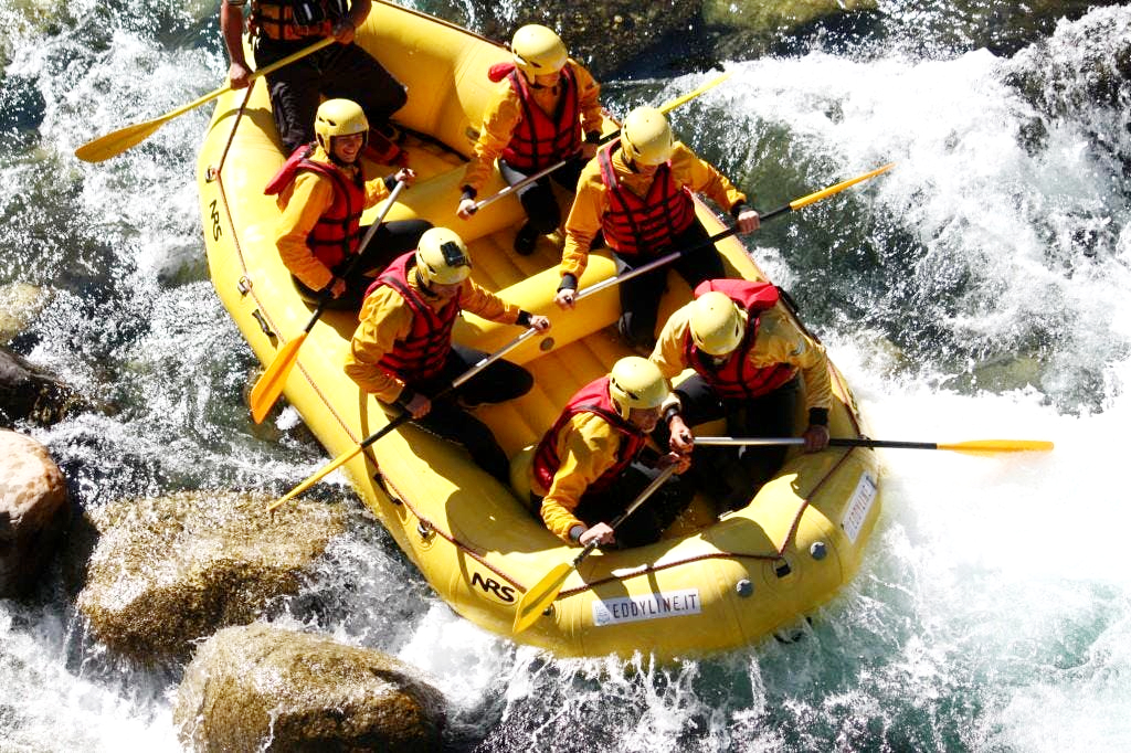 Ein Guide führt seine Gruppe durch Stromschnellen.