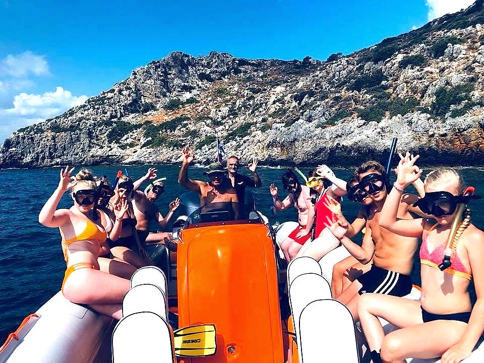 Durante una gita in barca per fare snorkeling alle isole Theodorou e Lazaretta i partecipanti si mettono in posa con maschera, boccaglio e pinne. 