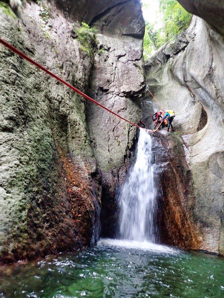 A participant in the canyoning tour in the Sorba is about to try out the zipline.