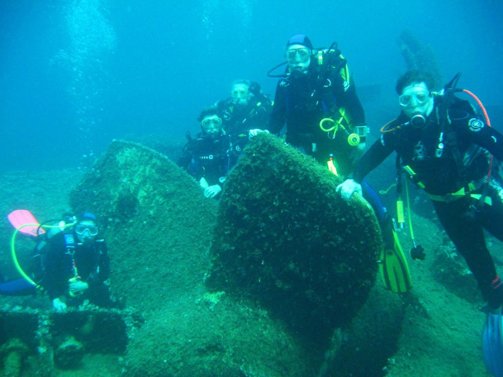 5 sommozzatori posano vicino al relitto della nave Boca nella regione di Dubrovnik-Neretva.