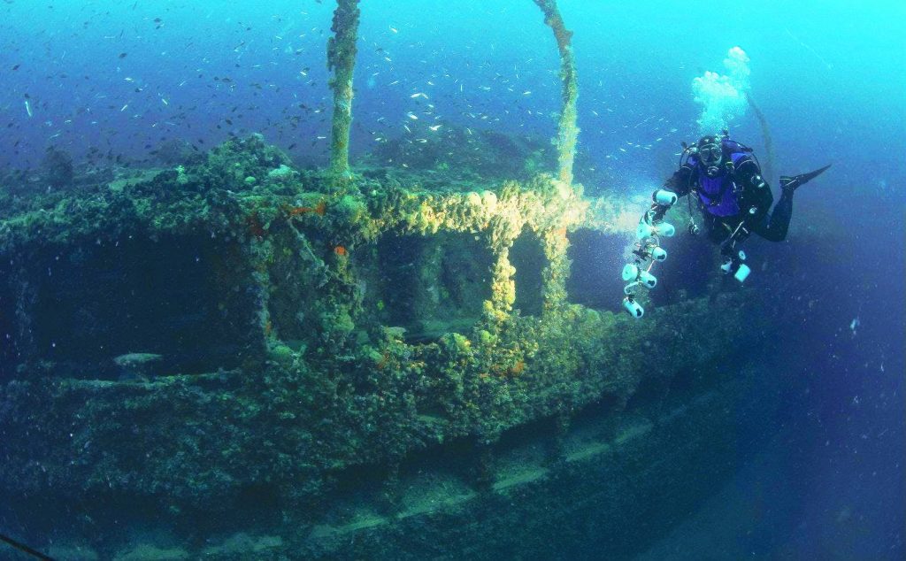 Una barca naufragata in Istria, nel mare profondo.
