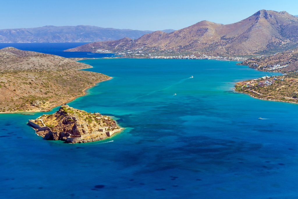 Die Bootstour in Spinalonga führt Euch an wunderschöne Küstengebiete vorbei.