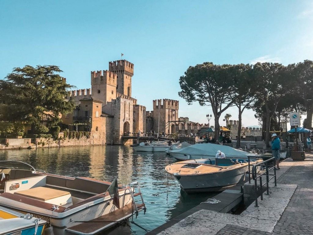 Vista di uno dei castelli del Lago di Garda durante una gita in barca al Lago di Garda.