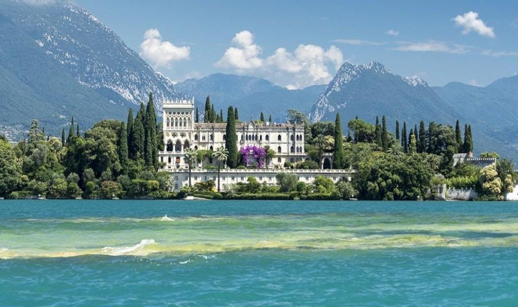 La vista di una villa visibile grazie a una gita in barca al Lago di Garda.