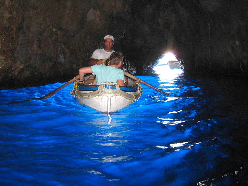 Zwei Personen erkunden während ihrer Bootstour in Sorrent die Blaue Grotte.