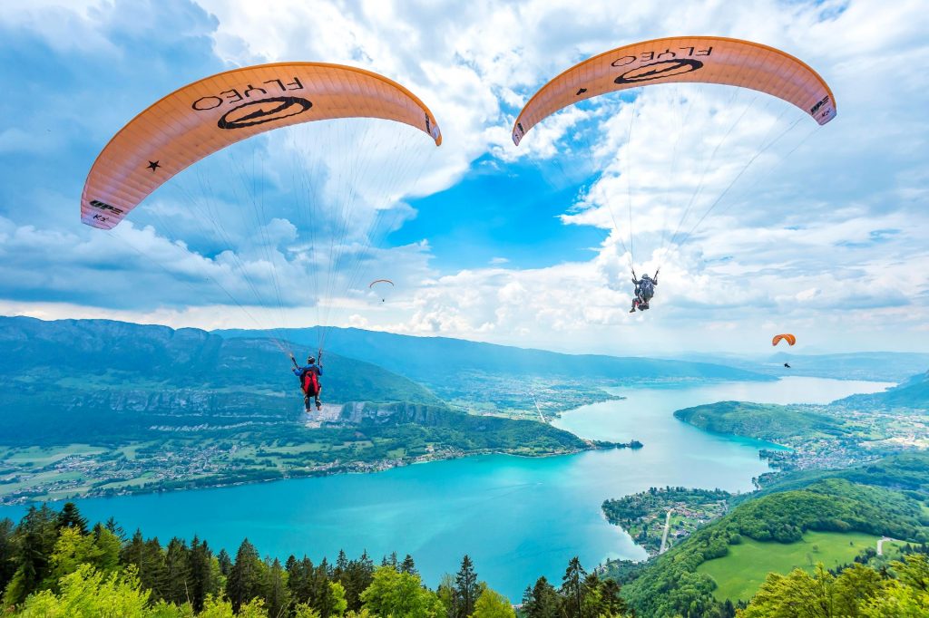 Le parapente à Annecy vous offre une vue fantastique sur le lac d'Annecy.