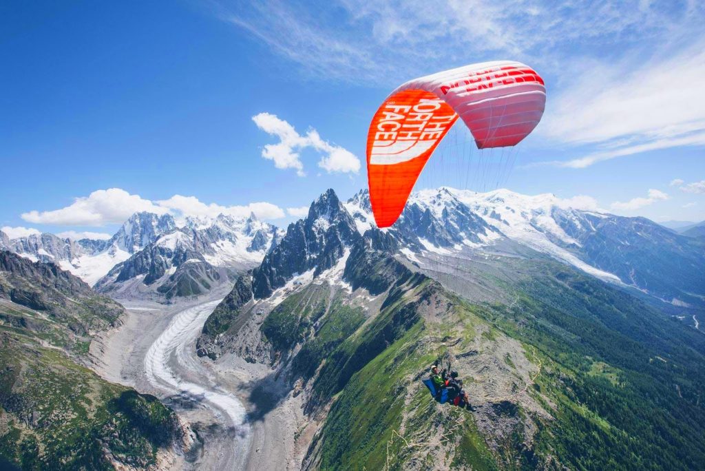 Le parapente à Chamonix est une expérience unique qui vous emmène au-dessus des glaciers et des hauts sommets.