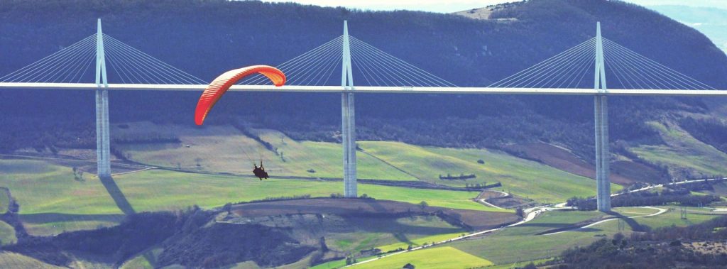 Le parapente à Millau permet de découvrir le célèbre Viaduc de Millau sous un tout autre angle.