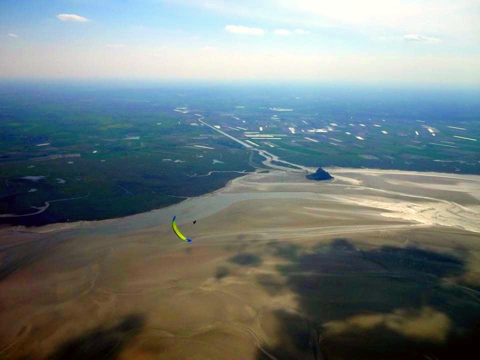 En parapente en Normandie, un survol du célèbre Mont-Saint-Michel est pratiquement un incontournable.