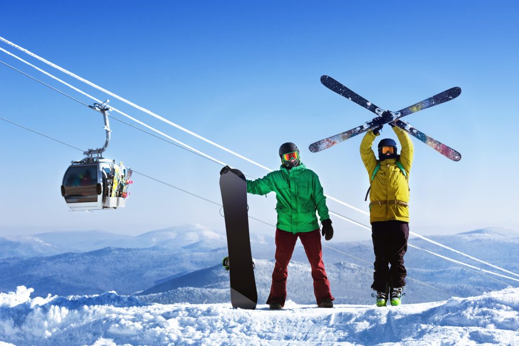 Skiën versus snowboarden: wat is gemakkelijker te leren als je een beginner bent?