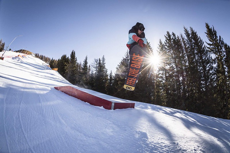 Ein fortgeschrittener Snowboarder macht einen Sprung im Snowpark.