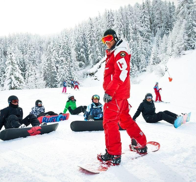 Des snowboardeurs profitent de la neige entre la France et l'Italie.
