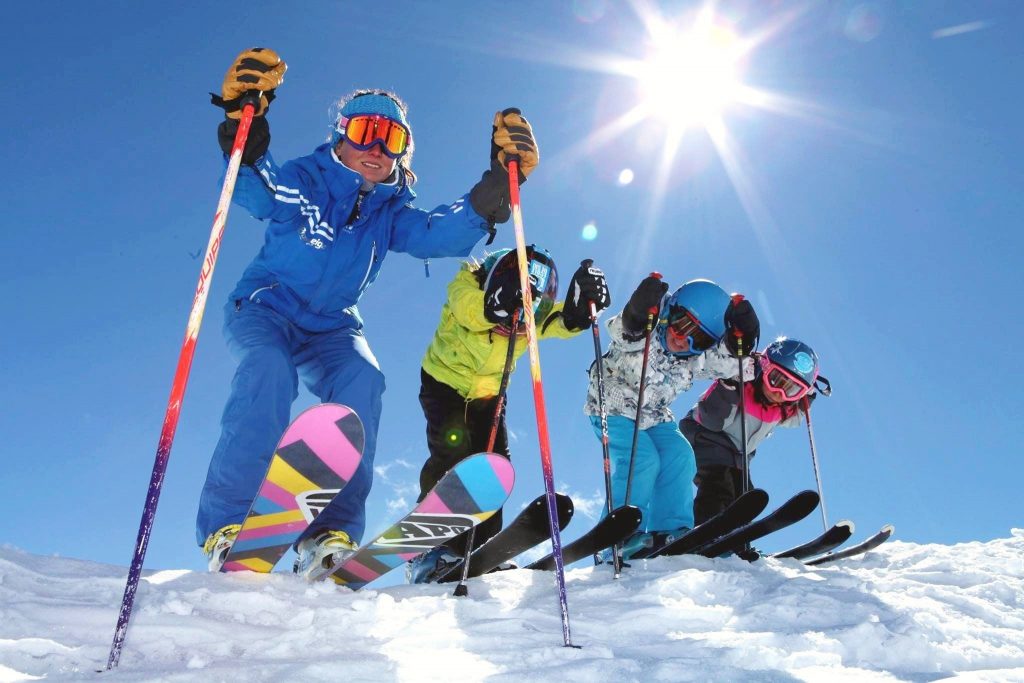 Des enfants apprennent à skier aux 3 Vallées avec un moniteur de Prosneige Val Thorens & Les Menuires.