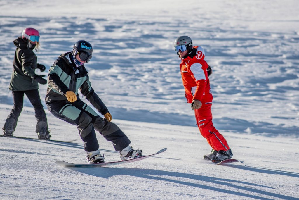 Un snowboardeur explore Val Thorens avec un moniteur privé.