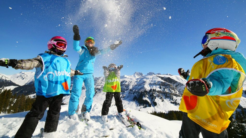 Des enfants s'amusent sur les pistes après avoir fait un cours de ski en France.