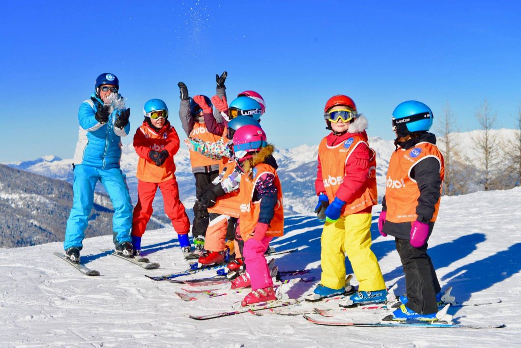 Un moniteur de ski en plein cours avec un groupe d’enfants aux Orres.