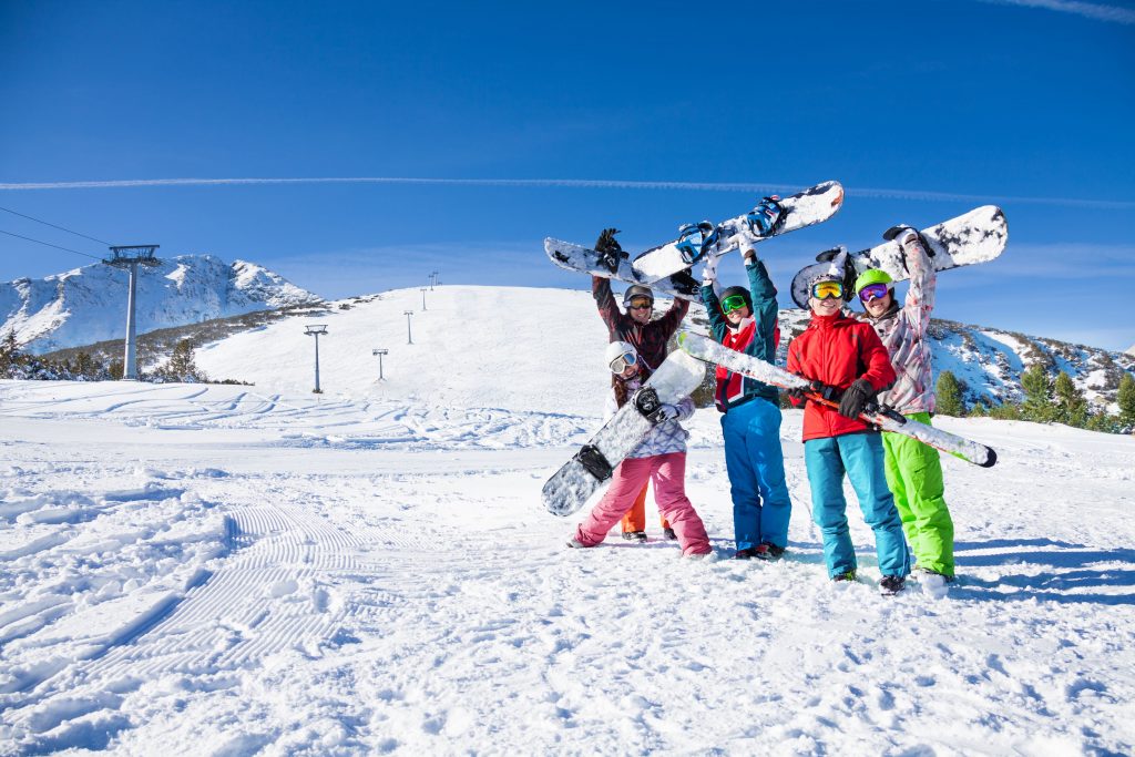 Eine Gruppe von Freunden beim Skifahren und Snowboarden.