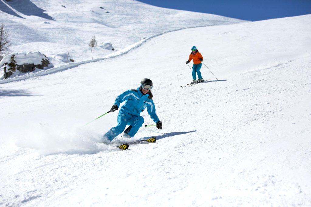 Un homme fait du ski en France dans une station de ski entre la France et l'Espagne.