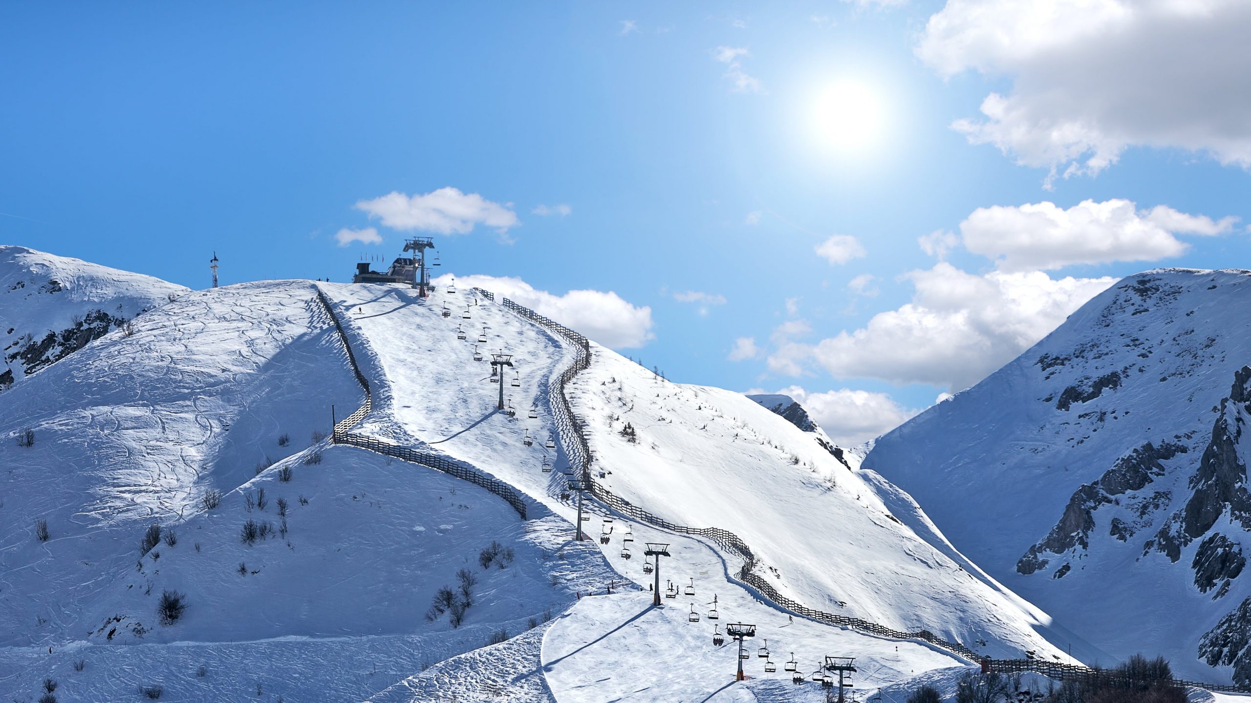 Ein Skigebiet mit viel Schnee und Sonne.